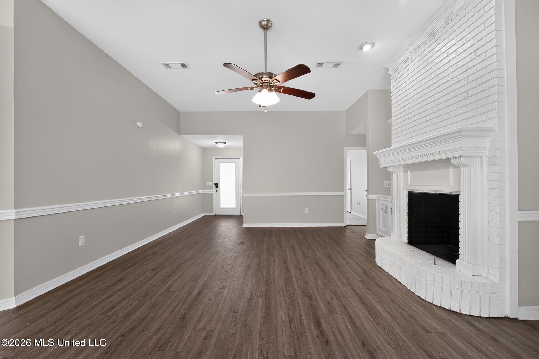 816 Strawberry Pointe Madison, MS 39110 - Photo 3 of 20 07_816_Strawberry_Pointe-Living_room-944