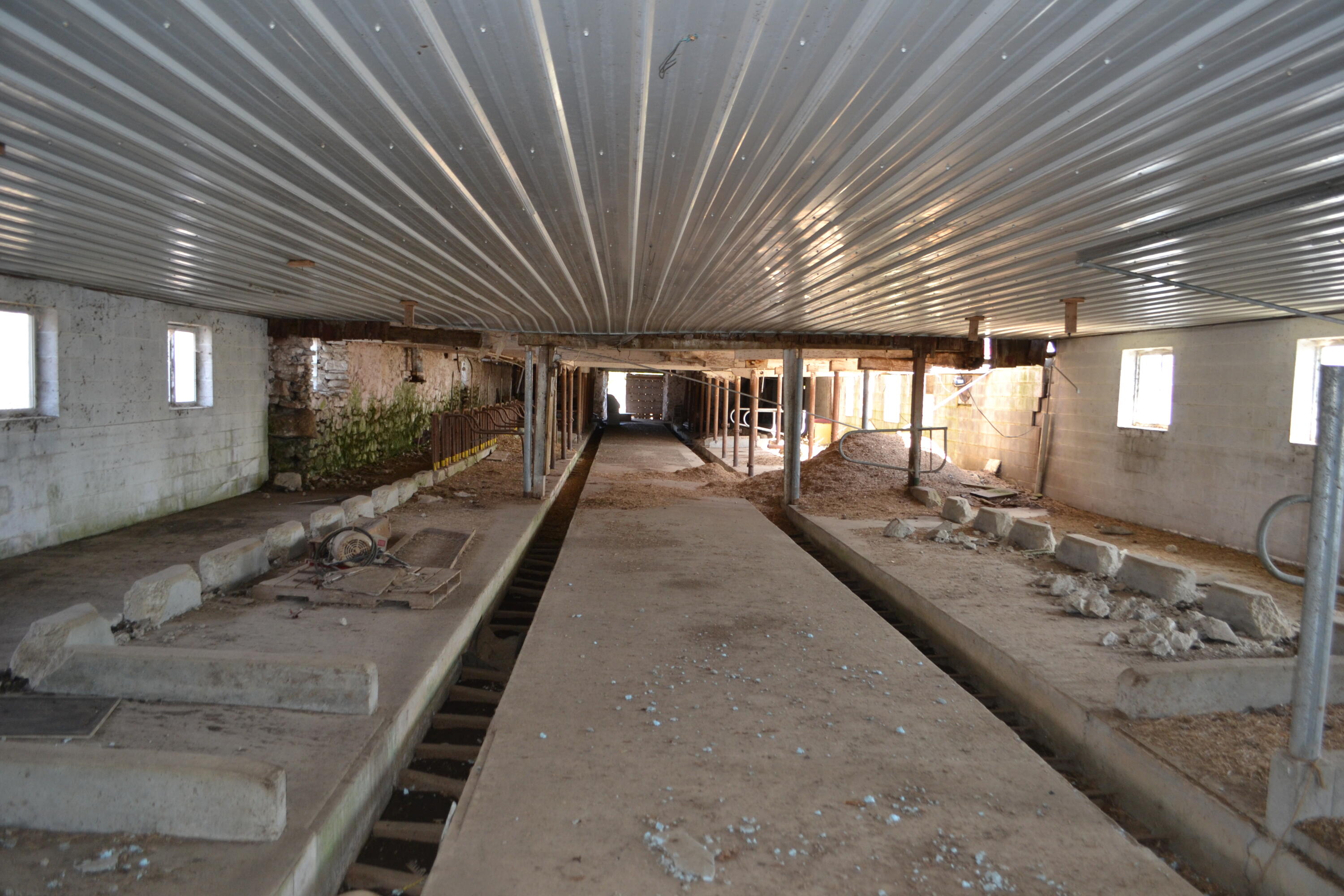 W11360 Raube Road Springvale, WI 53919 - Photo 16 of 30 Barn With Silo