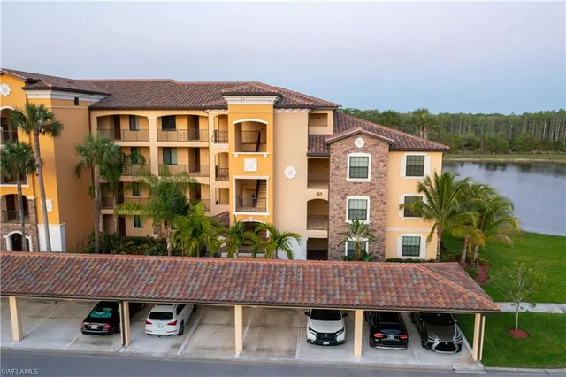 a view of a yard in front of house