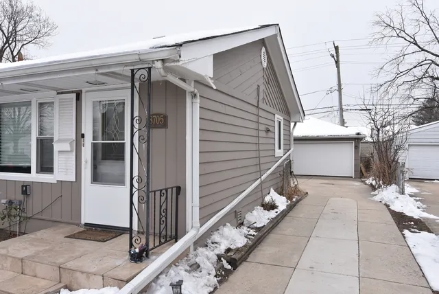 $2,600 | 8705 45th Street, Lyons, IL 60534