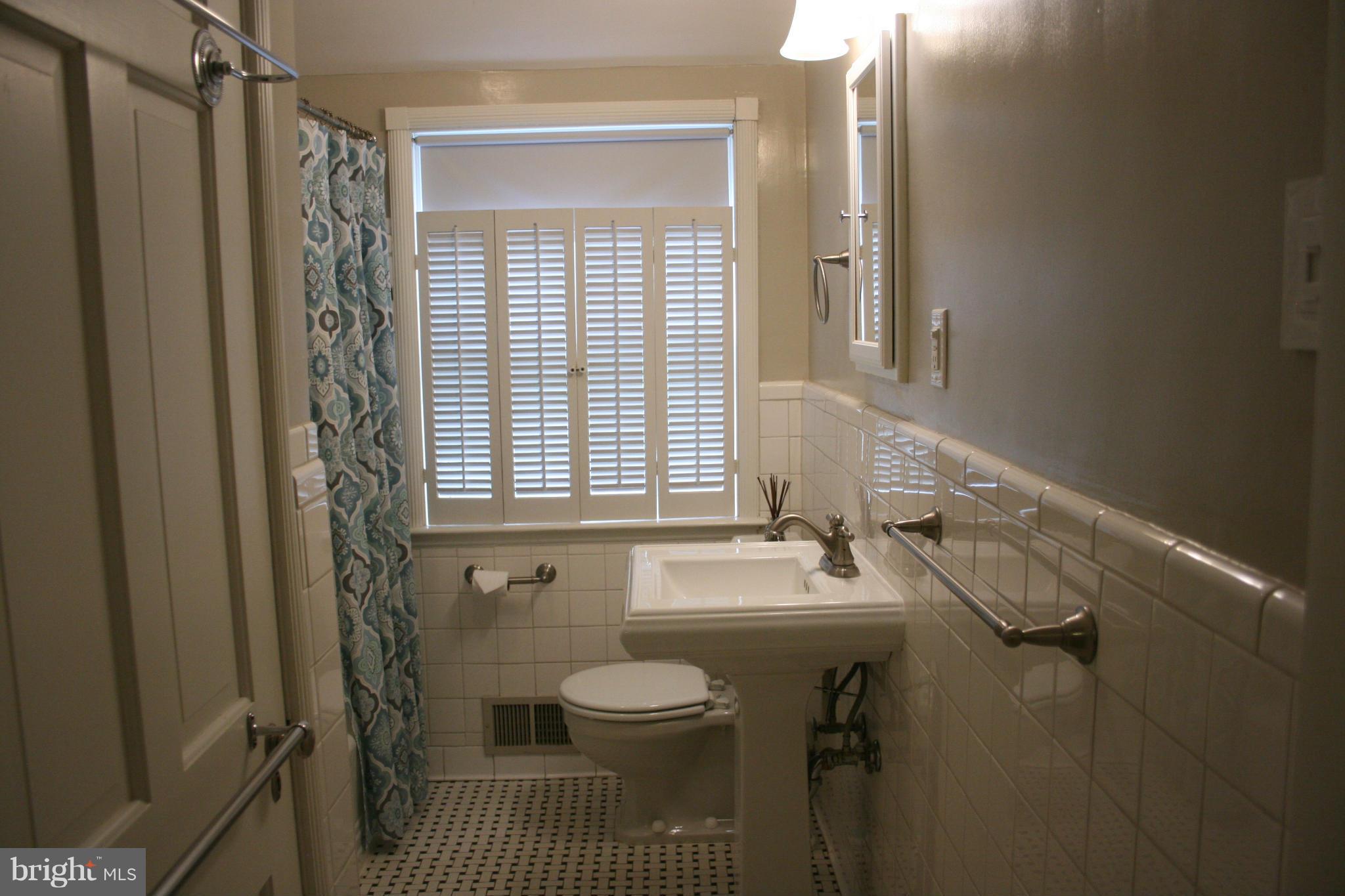 4014 Deepwood Road Baltimore, MD 21218 - Photo 17 of 30 Second Floor Bath