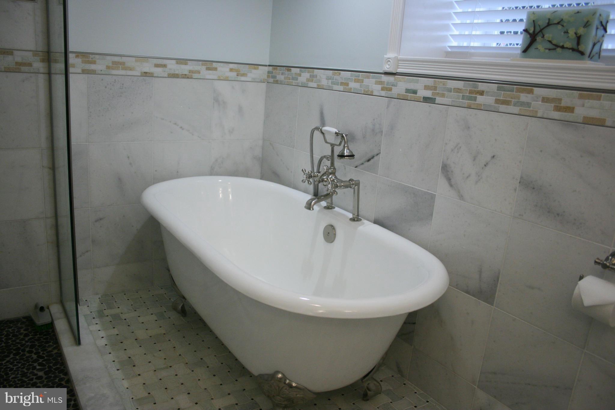 4014 Deepwood Road Baltimore, MD 21218 - Photo 20 of 30 Bath w/ Claw Foot Tub