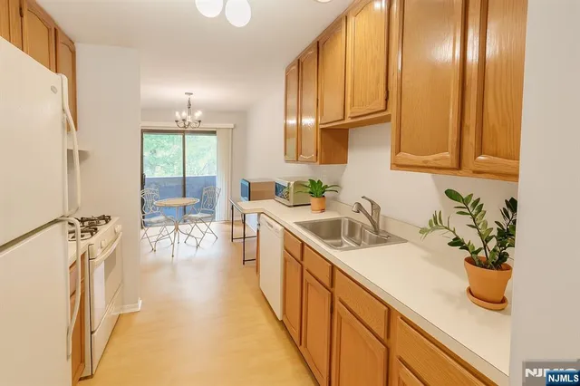 $439,900 | 2210 Hilltop Road, Mahwah, NJ 07430