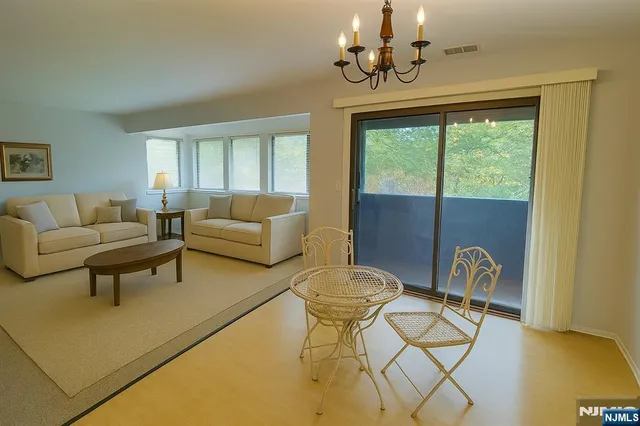 $439,900 | 2210 Hilltop Road, Mahwah, NJ 07430