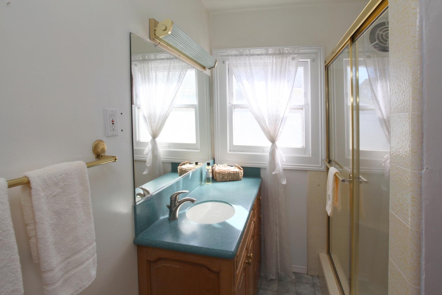 1628 Hillside Road Santa Barbara, CA 93101 - Photo 9 of 15 Hallway Bathroom #1