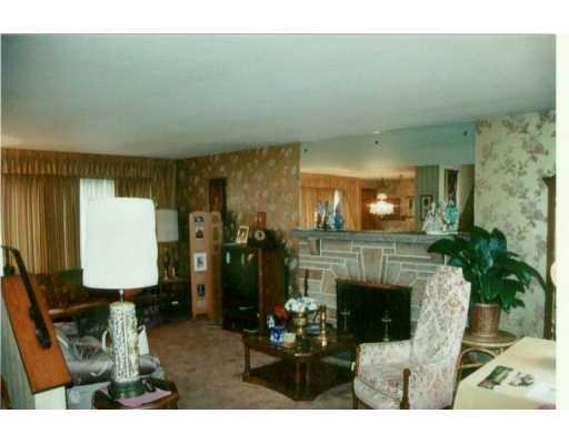 141 Gass Road Pittsburgh, PA 15229 - Photo 2 of 8 Living Room.