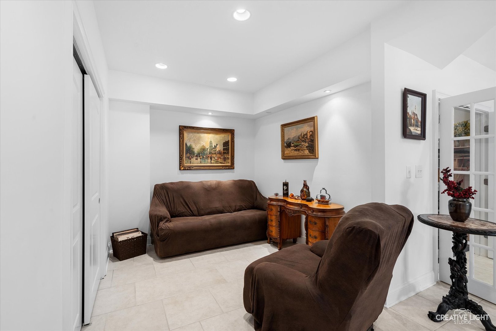 3912 Highknob Circle Naperville, IL 60564 - Photo 32 of 42 a living room with furniture a couch and a potted plant