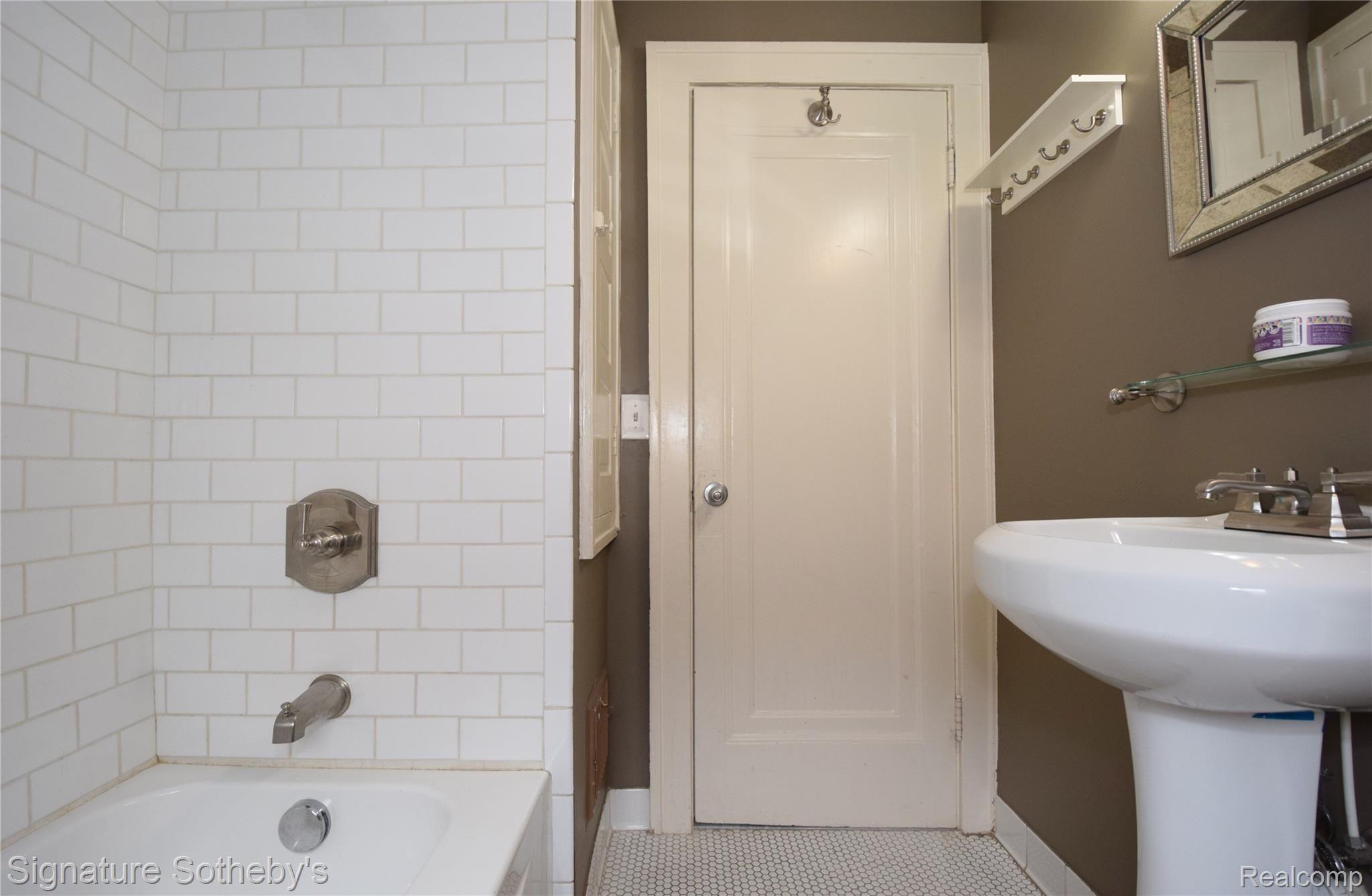 53 Wellesley Drive Pleasant Ridge, MI 48069 - Photo 23 of 49 Updated Entry Level Full Bath