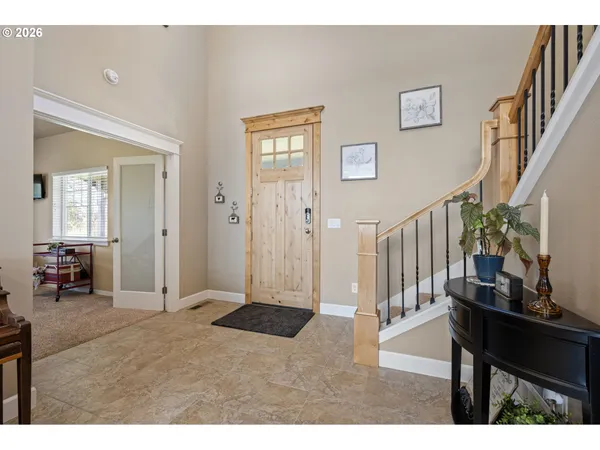 a view of livingroom with furniture and entryway
