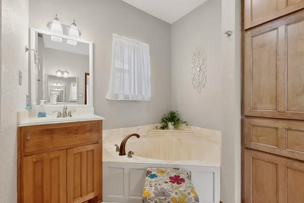 $431,900 | 185 Silver Lakes Drive, Sunset, TX 76270