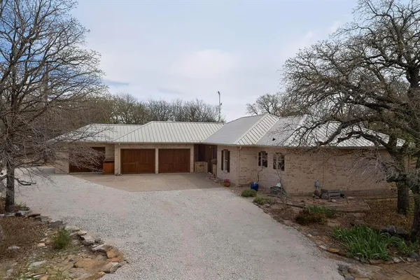 $431,900 | 185 Silver Lakes Drive, Sunset, TX 76270