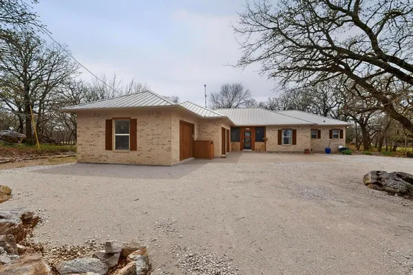 $431,900 | 185 Silver Lakes Drive, Sunset, TX 76270