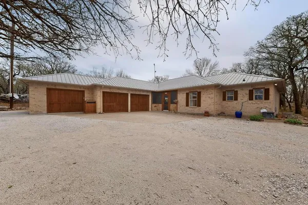 $431,900 | 185 Silver Lakes Drive, Sunset, TX 76270