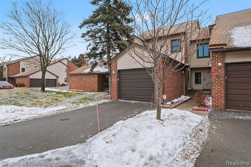 6680 Ridgefield Circle West Bloomfield, MI 48322 - Photo 2 of 24