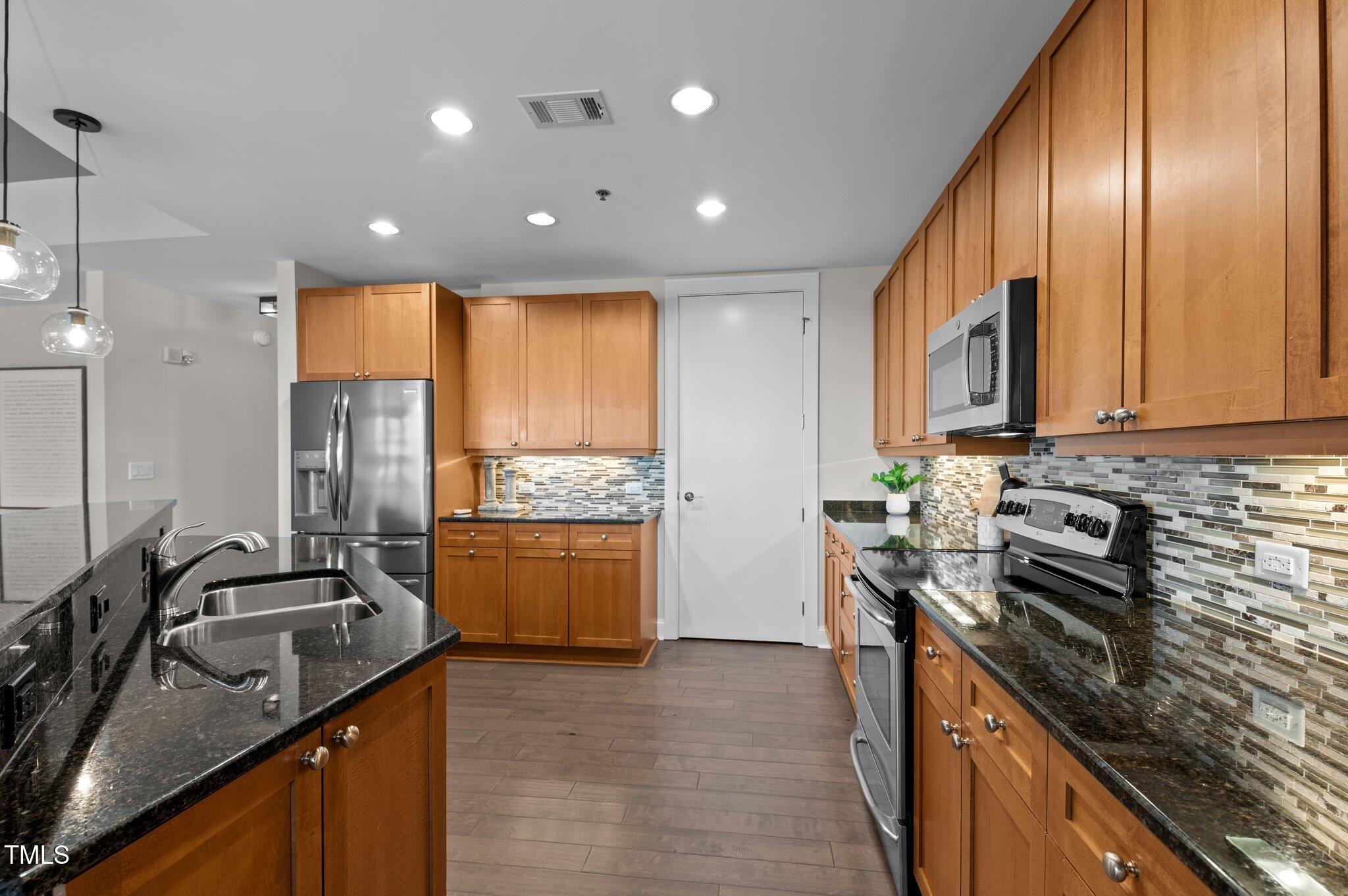 618 North Boylan Avenue, Unit 826 Raleigh, NC 27603 - Photo 4 of 37 33-web-or-mls-DSC_6098