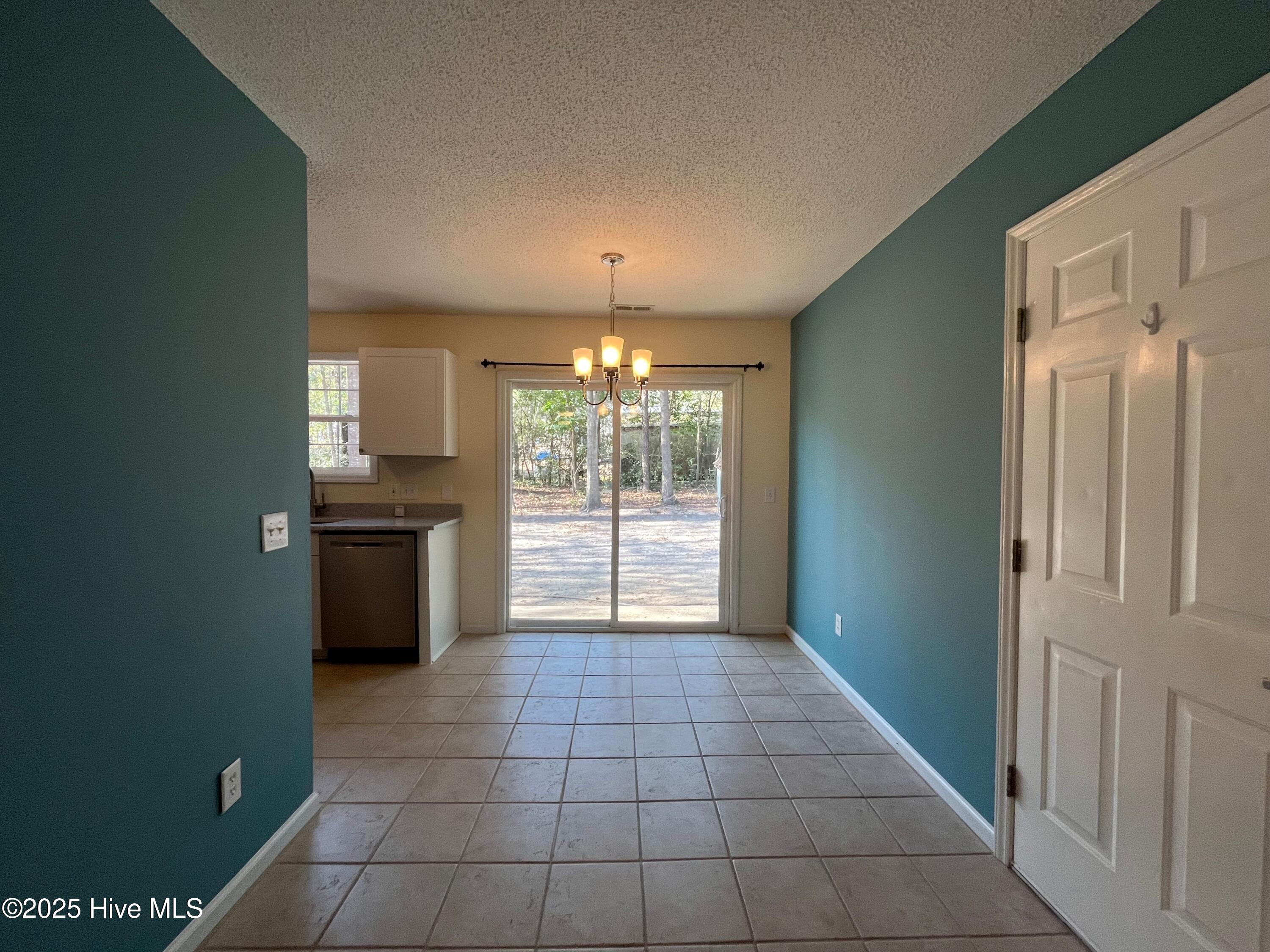 907 North Sycamore Street Aberdeen, NC 28315 - Photo 4 of 17 907 dining 2