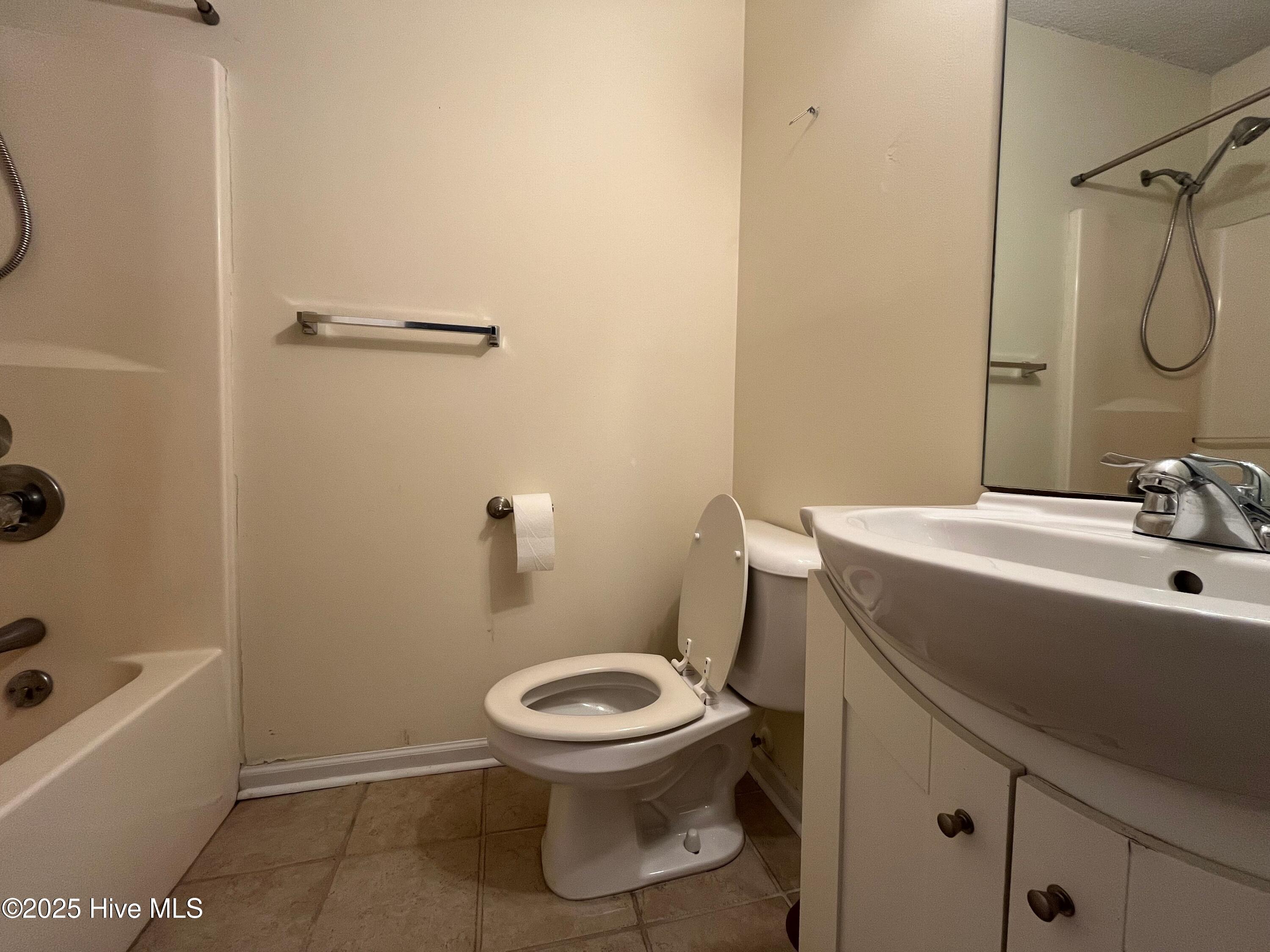 907 North Sycamore Street Aberdeen, NC 28315 - Photo 10 of 17 907 m bath 1