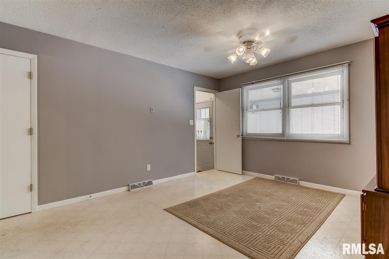 2230 East Hazel Dell Road Springfield, IL 62703 - Photo 9 of 36