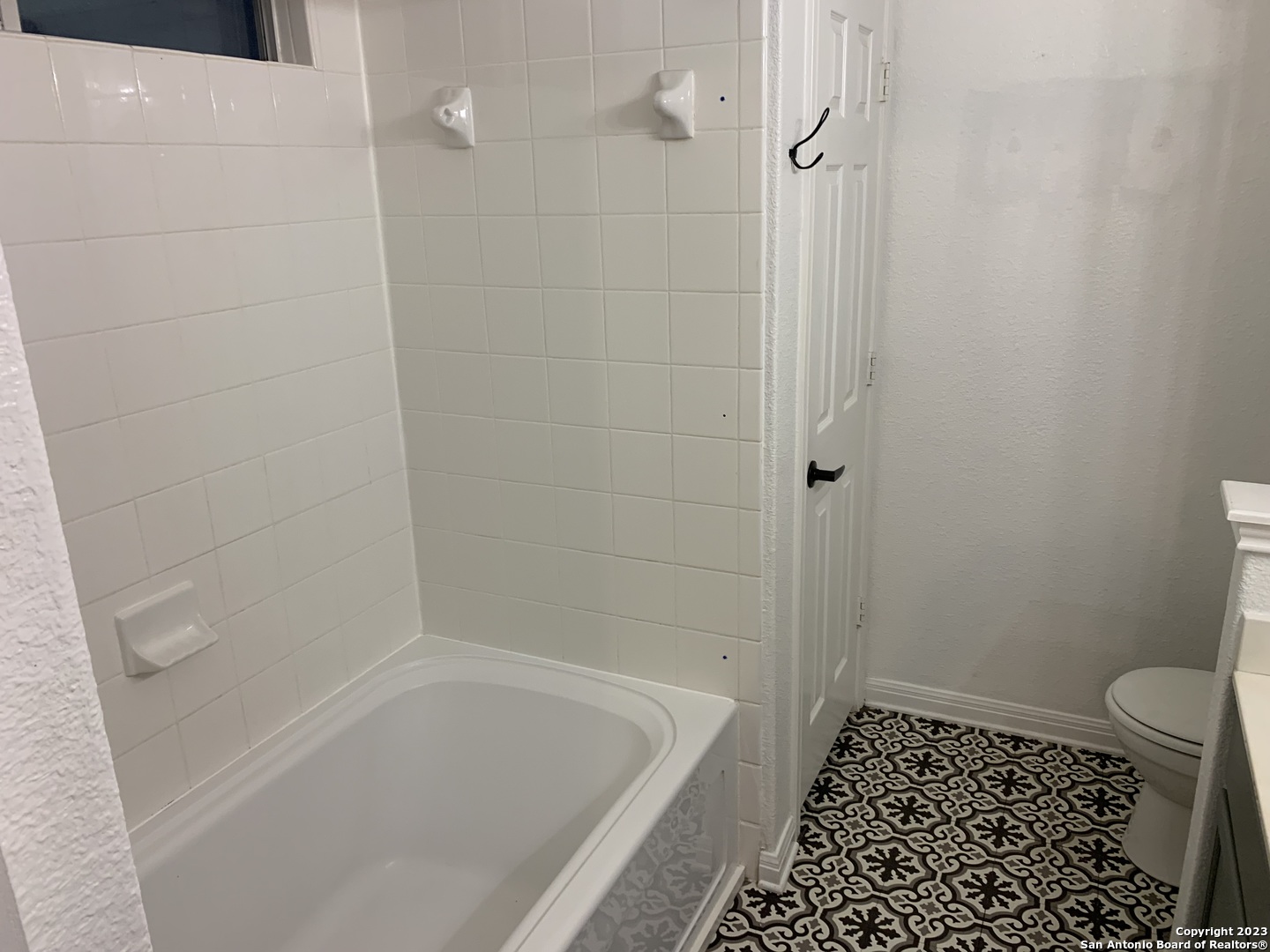 4618 Everett Loop Converse, TX 78109 - Photo 10 of 20 a bathroom with a bathtub