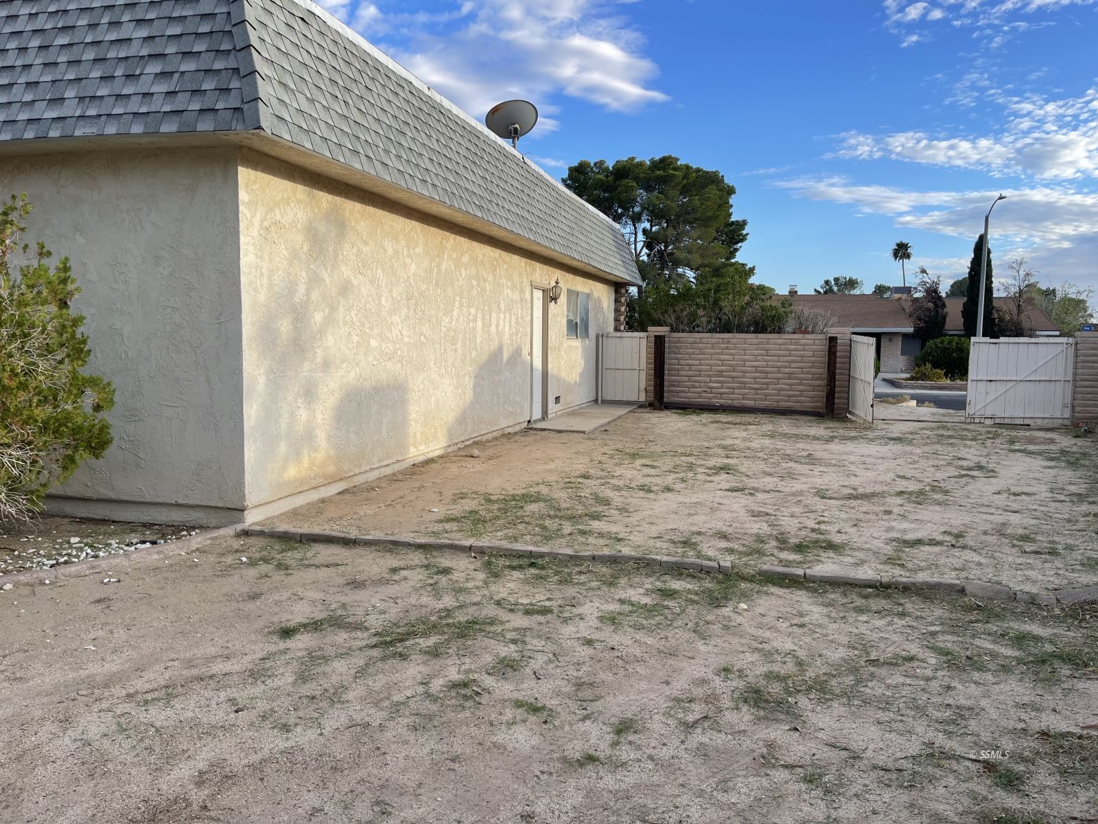 636 Mamie Street Ridgecrest, CA 93555 - Photo 39 of 39 a view of a backyard of the house