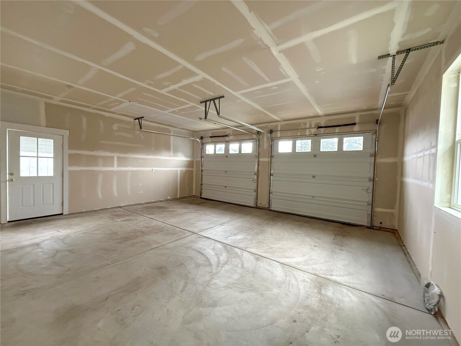 30 East Compass Lane, Unit A98524 Allyn, WA 98524 - Photo 35 of 36 a view of a garage