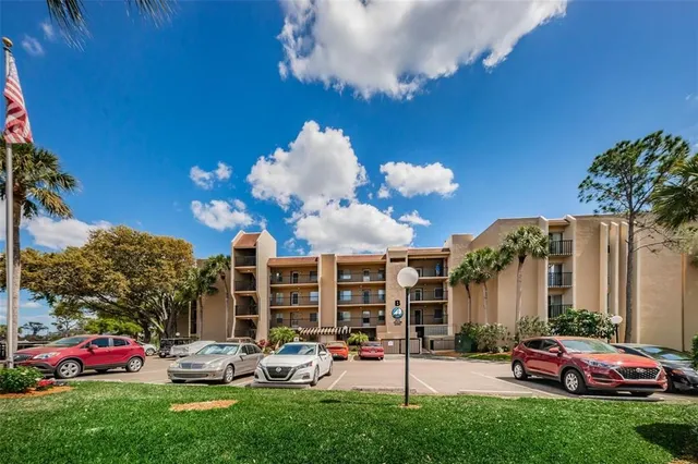 $2,100 | 90 South Highland Avenue, Unit 214, Tarpon Springs, FL 34689