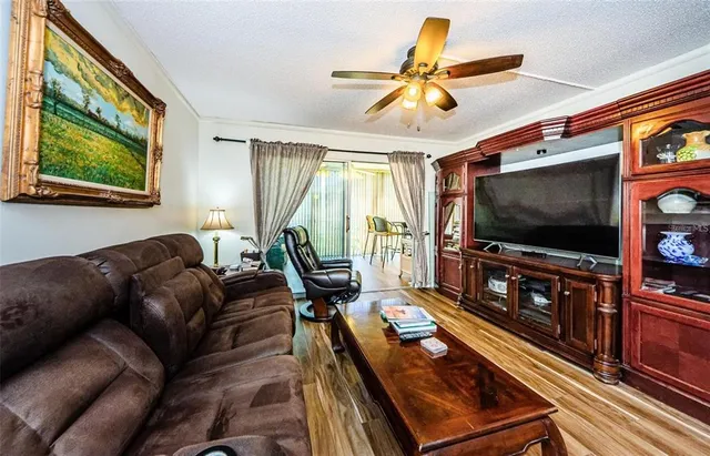 $2,100 | 90 South Highland Avenue, Unit 214, Tarpon Springs, FL 34689