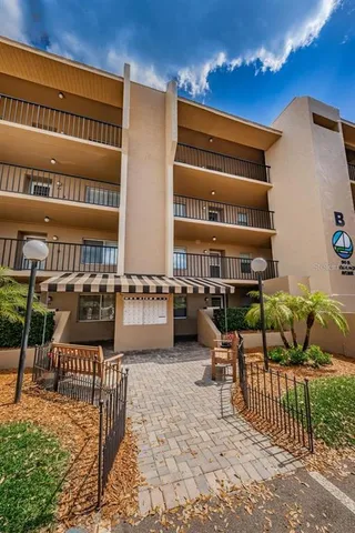 $2,100 | 90 South Highland Avenue, Unit 214, Tarpon Springs, FL 34689