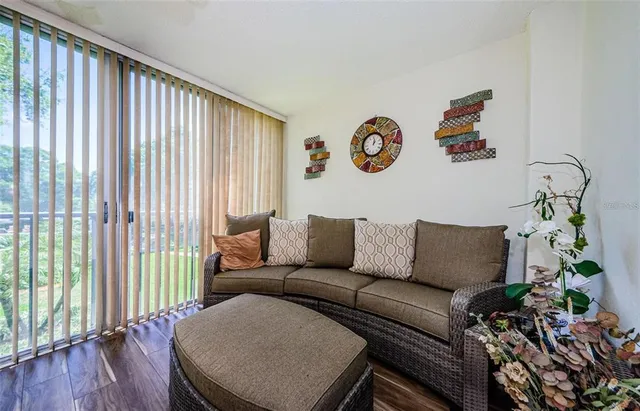 $2,100 | 90 South Highland Avenue, Unit 214, Tarpon Springs, FL 34689