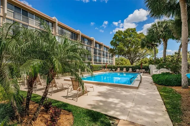 $2,100 | 90 South Highland Avenue, Unit 214, Tarpon Springs, FL 34689