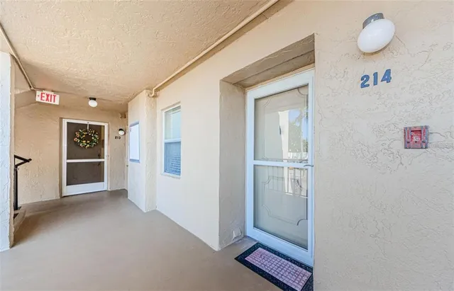 $2,100 | 90 South Highland Avenue, Unit 214, Tarpon Springs, FL 34689