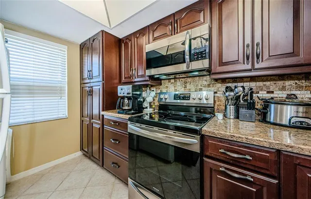 $2,100 | 90 South Highland Avenue, Unit 214, Tarpon Springs, FL 34689