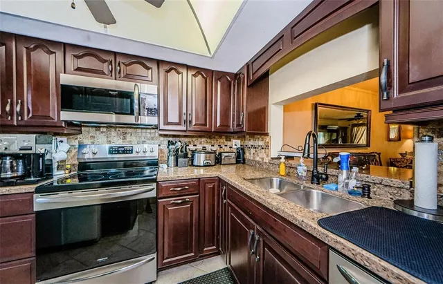 $2,100 | 90 South Highland Avenue, Unit 214, Tarpon Springs, FL 34689