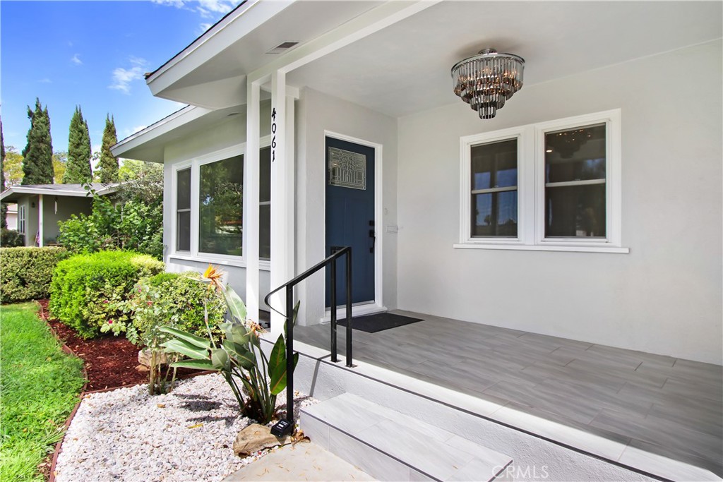 4061 Maplewood Place Riverside, CA 92506 - Photo 4 of 34 Front Porch with Light