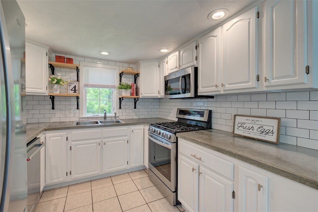 740 S Road East Greenwich, RI 02818 - Photo 12 of 34