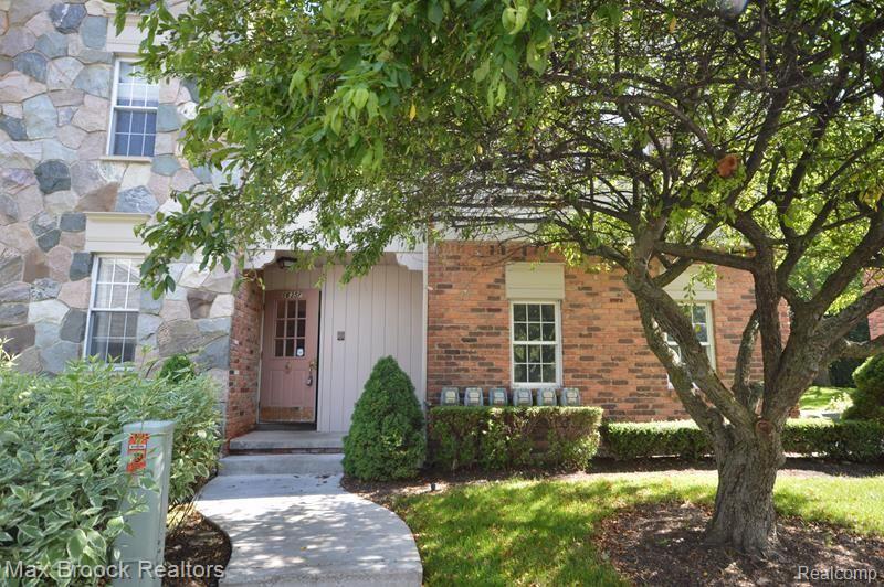 1635 Huntington Park Rochester, MI 48309 - Photo 1 of 18