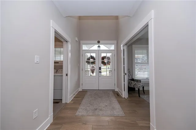 a view of entryway with livingroom