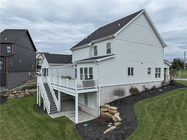 a view of a house with backyard