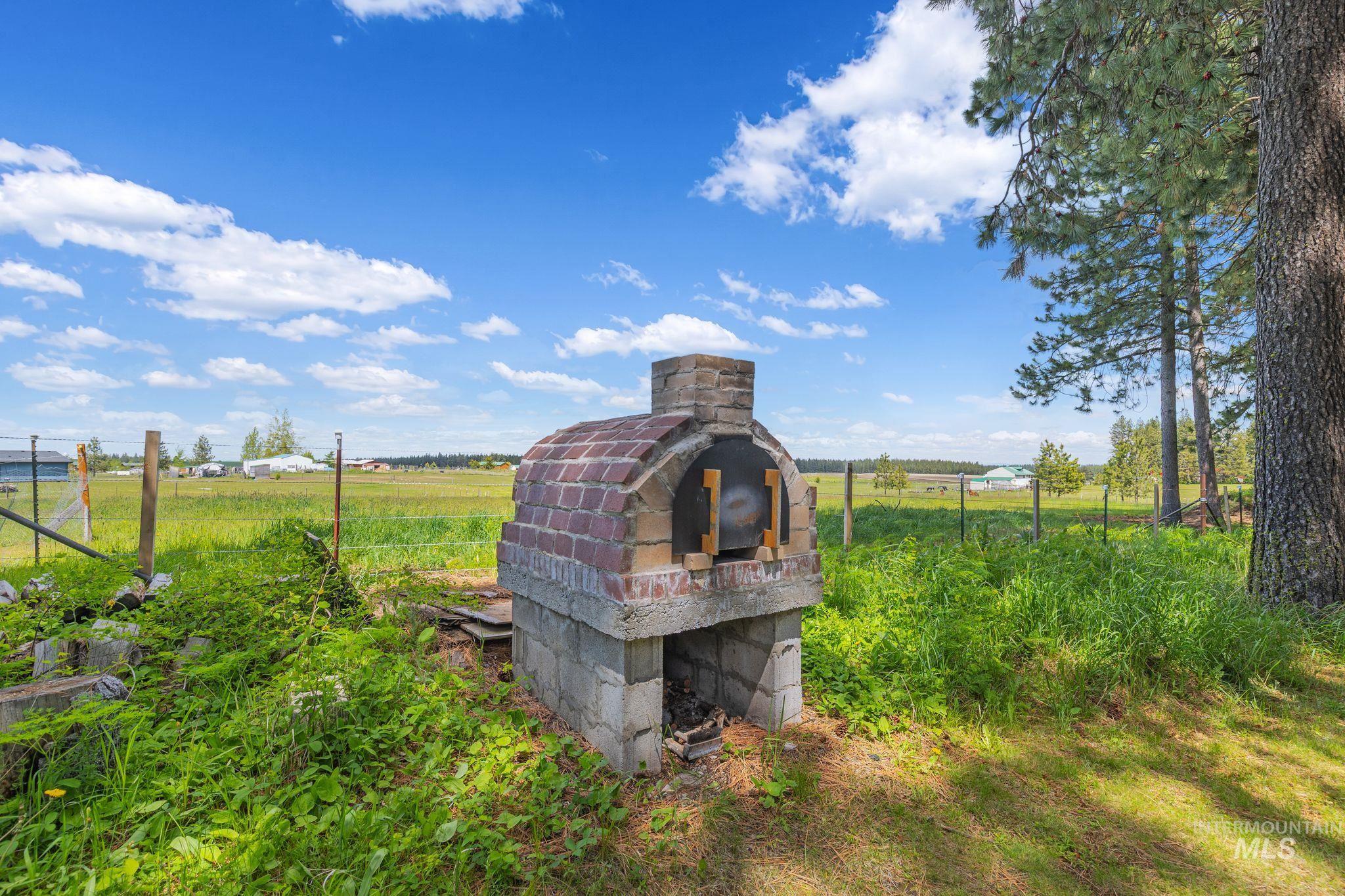 1820 Winchester Road Winchester, ID 83555 - Photo 32 of 50 Outdoor brick oven with a concrete base
