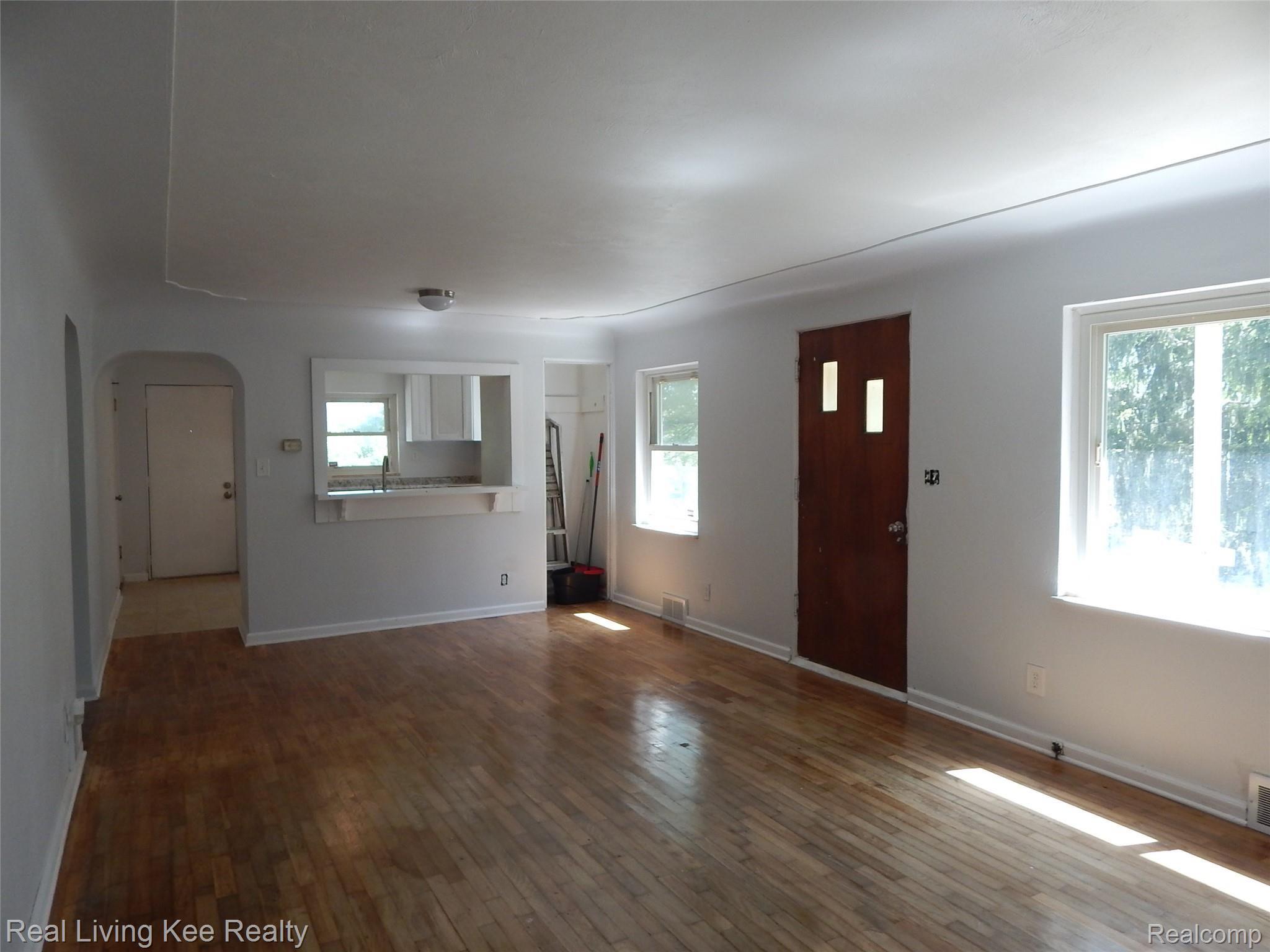 16520 Fish Lake Road Holly, MI 48442 - Photo 8 of 10 Living room.JPG