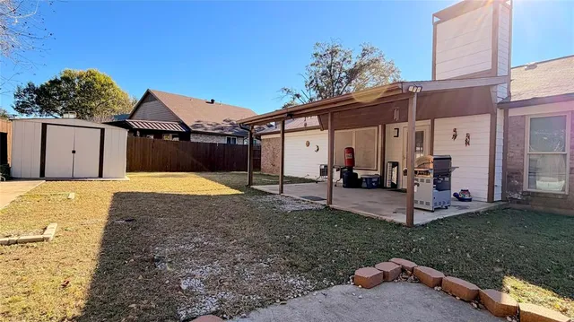 a view of a house with backyard and porch