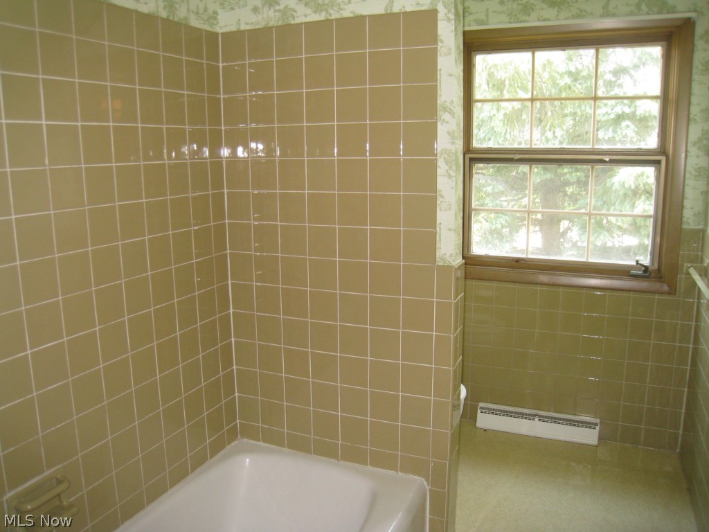 32515 Bainbridge Road Solon, OH 44139 - Photo 10 of 20 Hall bath upstairs. Even though the tile looks like two different colors, it's all the same color.