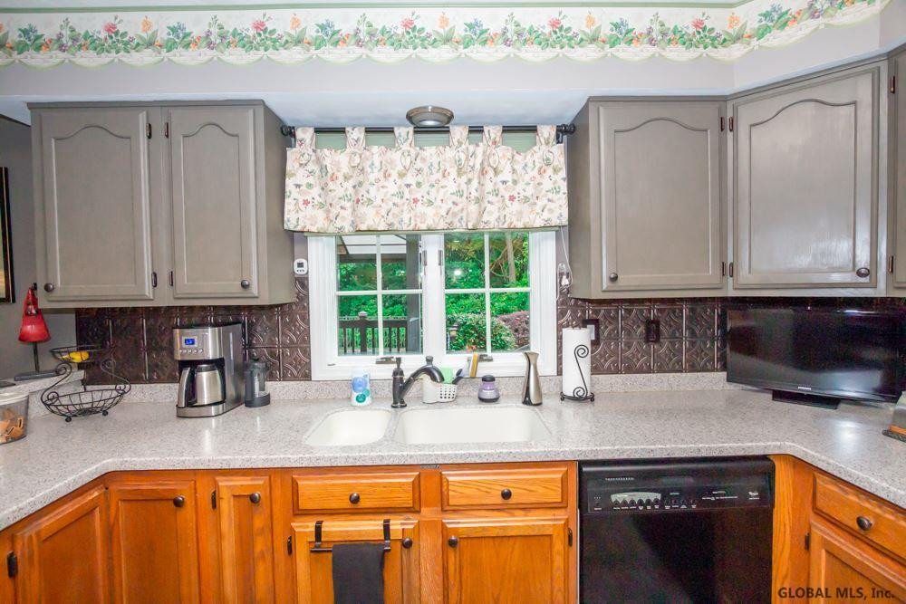 13 Squire Road Colonie, NY 12304 - Photo 15 of 47 Photo 15