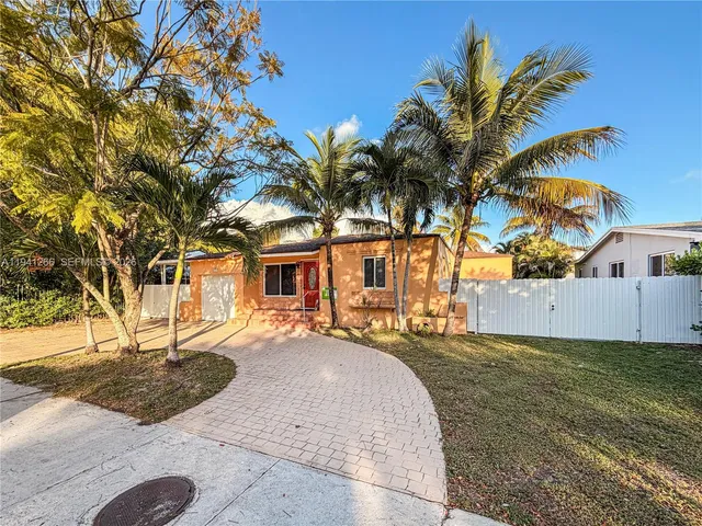 a view of a yard with a house
