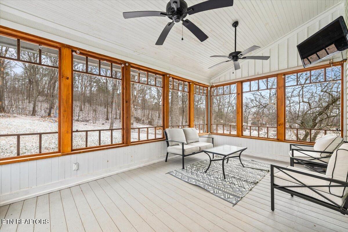 125 Denise Drive Speedwell, TN 37870 - Photo 38 of 51 screened porch