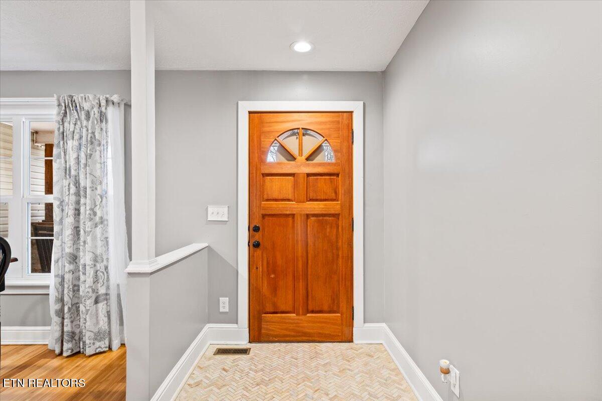 125 Denise Drive Speedwell, TN 37870 - Photo 4 of 51 Entrance