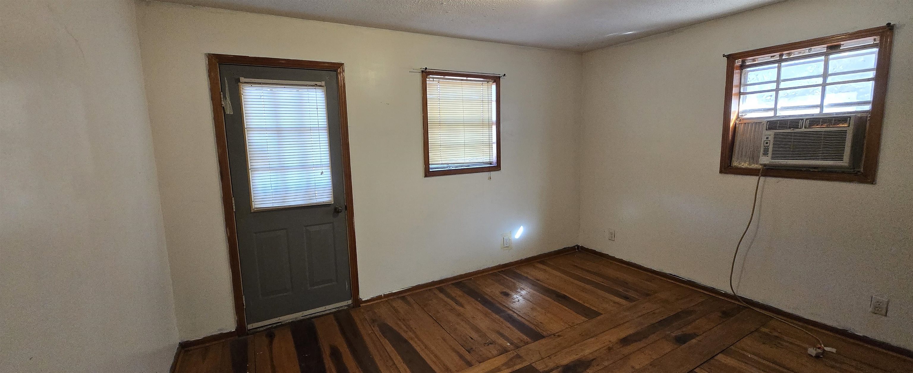 2260 Hebron Road Middleton, TN 38052 - Photo 10 of 12 an empty room with windows