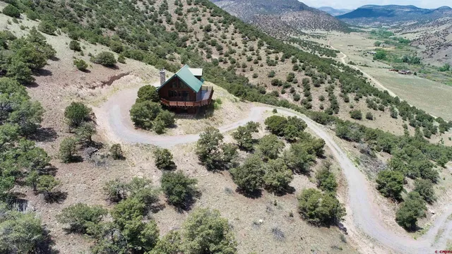 a view of a yard with a house