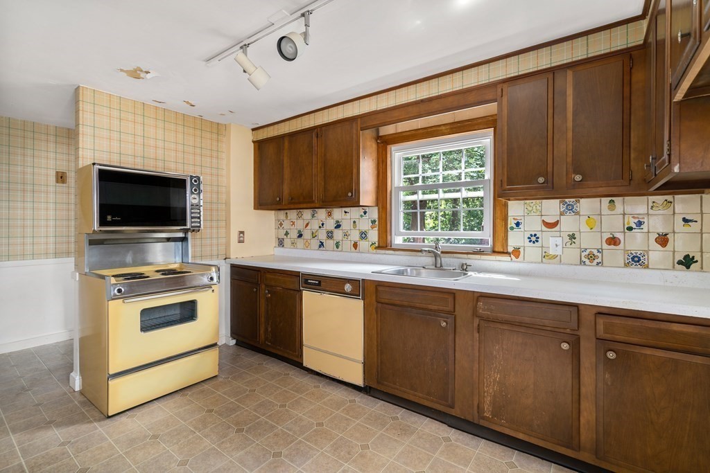 4 Greaton Road Boston, MA 02132 - Photo 9 of 19 Gallery Image 9