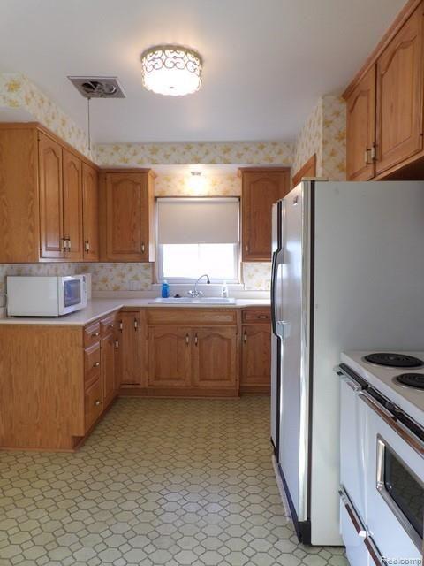 14841 Champaign Road Allen Park, MI 48101 - Photo 16 of 41 16. EAT-IN KITCHEN!